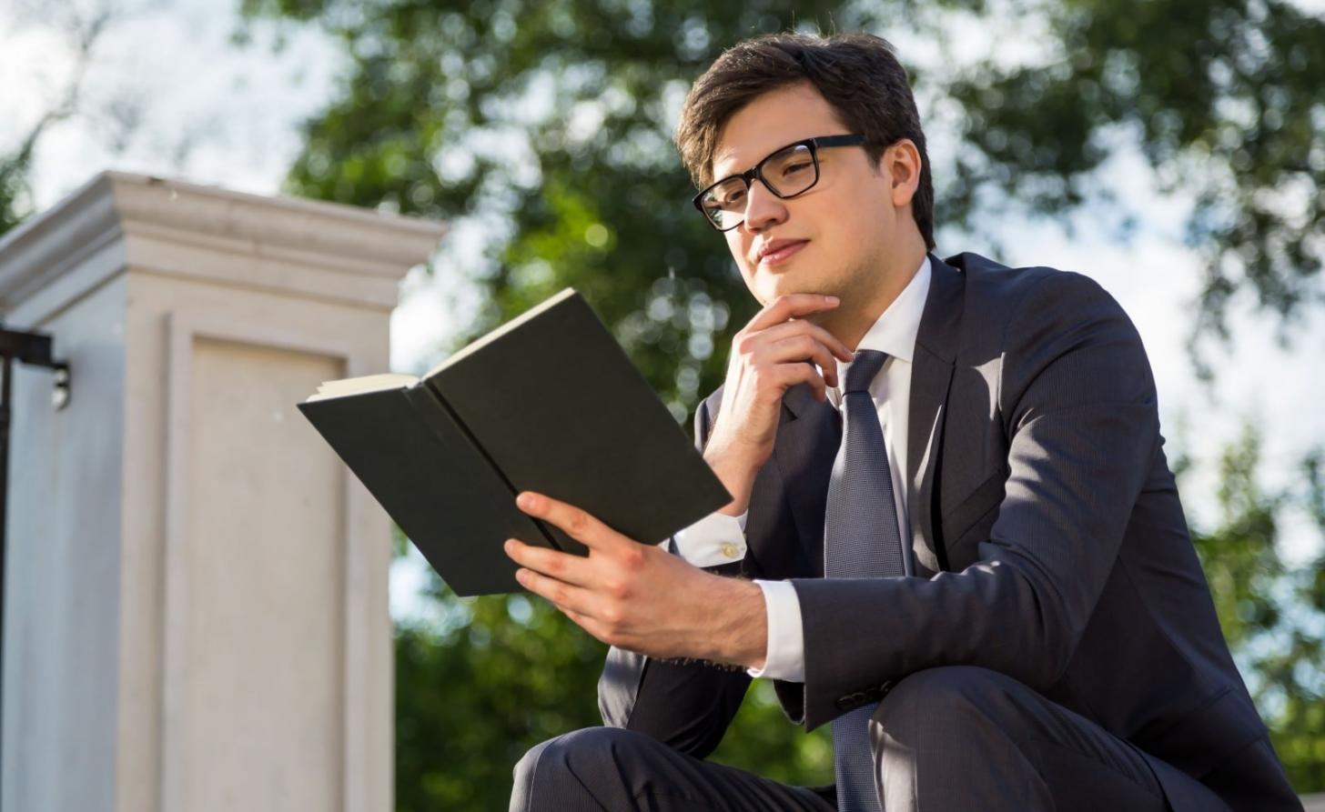 Arbeitsplatz mit Notizen und Materialien zur Routenplanung